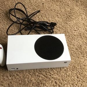 Xbox series S come with controller headset cords and battery pack